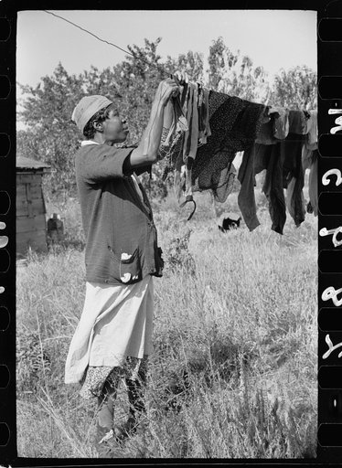 Farm laborer's wife hanging washing, "Eighty Acres," Glassboro, New Jersey