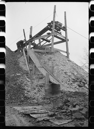Primitive gopher hole with minimum of equipment. Williamson County, Illinois (see 26940-D)