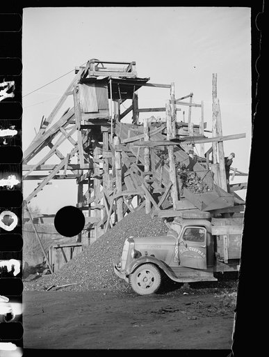 Untitled photo, possibly related to: Gopher hole tipple, Williamson Co., Illinois (see 26940-D)