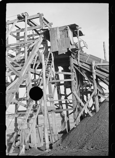 Untitled photo, possibly related to: Gopher hole tipple, Williamson Co., Illinois (see 26940-D)