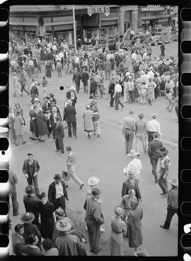 Crowd dispersing after Go Western parade, Billings, Montana