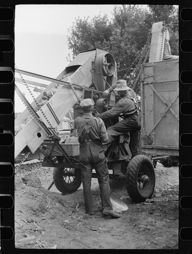 Fixing a corn shelling machine, Grundy County, Iowa