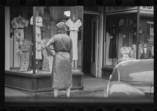 Window shopping, Manchester, New Hampshire