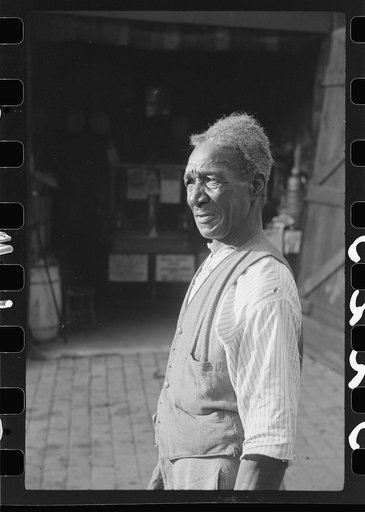 Untitled photo, possibly related to: Travelling evangelist, alley dwelling section, Washington, D.C.