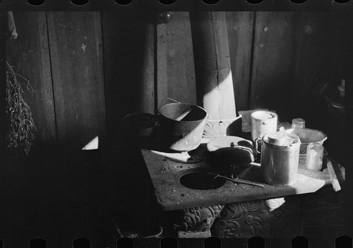 Hammond, Louisiana. A stove in the home of a strawberry picker