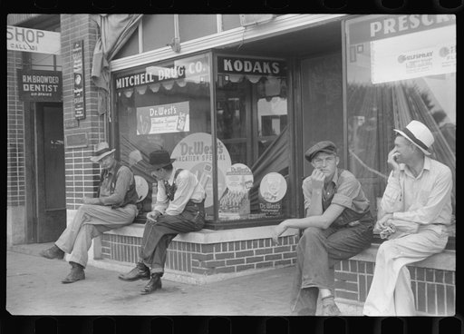 Men loafing, Crossville, Tennessee