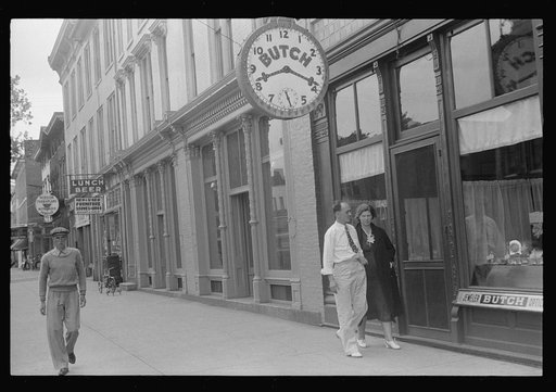 Untitled photo, possibly related to: Main and Court Streets, Circleville, Ohio (see general caption)