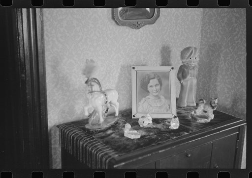Untitled photo, possibly related to: Interior scenes of the Thaxton farmhouse, near Mechanicsburg, Ohio