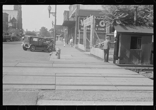 Saturday afternoon in London, Ohio, "the main street"