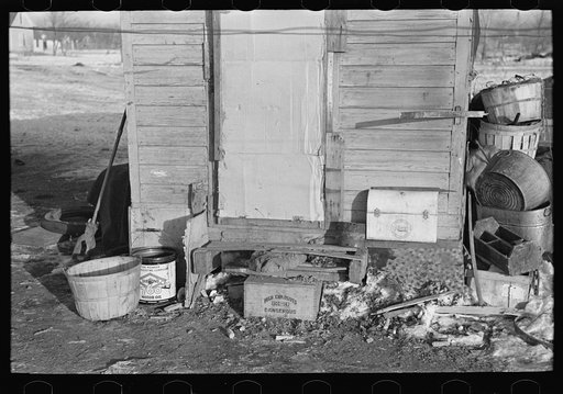 Backyard of shack in "Shantytown," Spencer, Iowa