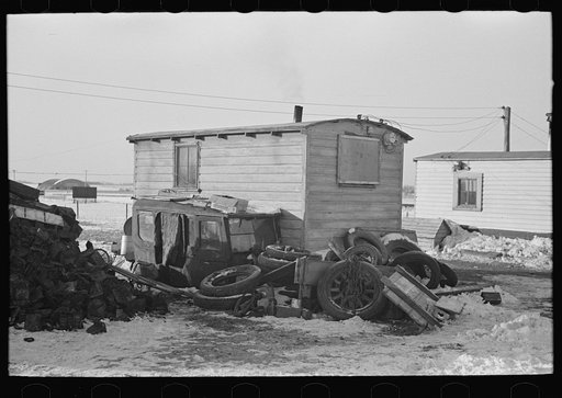 Backyard of shack in "Shantytown," Spencer, Iowa