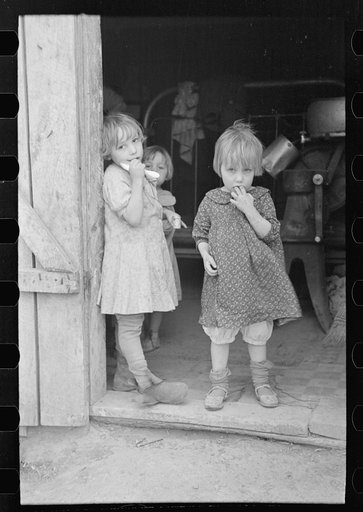 Children of Earl Pauley in doorway, near Smithland, Iowa