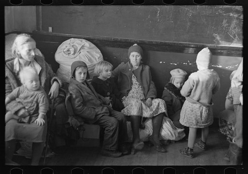 Untitled photo, possibly related to: Refugees from the flood in a schoolhouse at Sikeston, Missouri