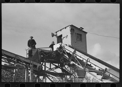 Control and sampling tower of beet unloading machine, East Grand Forks, Minnesota