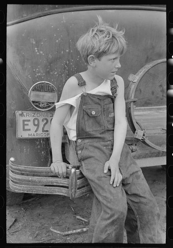 Child of white migrant worker sitting on bumper of their car from Arizona, near Harlingen, Texas