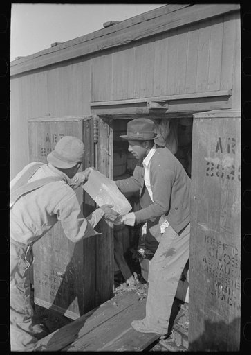 Icing refrigerator car, La Pryor, Texas