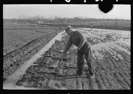 Irrigating land, El Indio, Texas