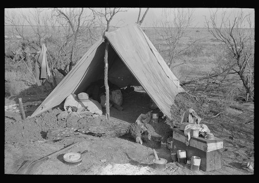 Camp of Mexican land grubber, El Indio, Texas
