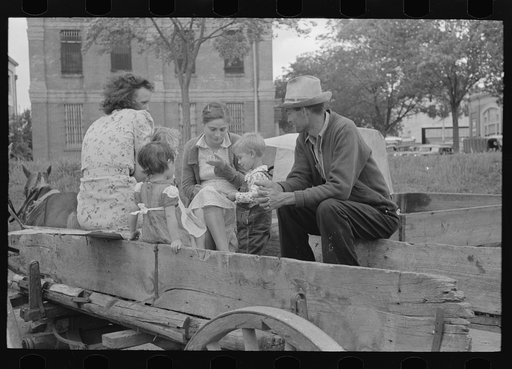 Farmer's family in town, Saturday afternoon, San Augustine, Texas
