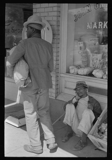Negroes in town on Saturday afternoon, Hammond, Louisiana