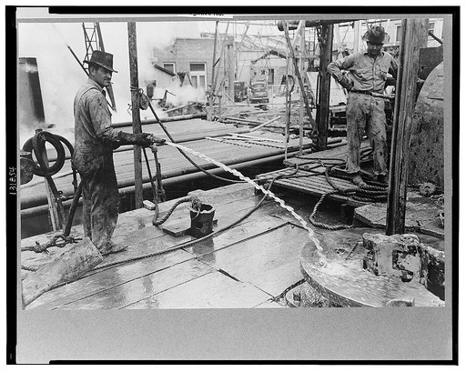 Cleaning off the rotary table with water, Kilgore, Texas