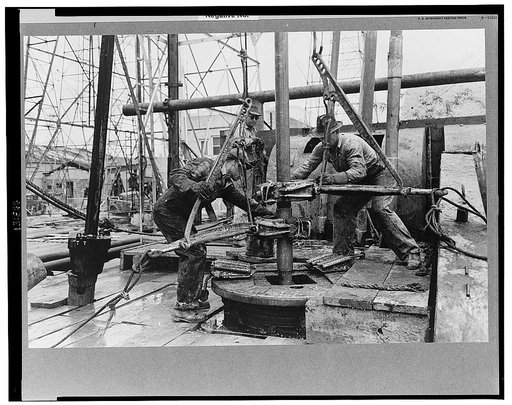 Unloosening sections of pipe, oil well, Kilgore, Texas