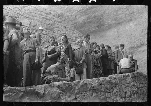 Tourists waiting to go into Carlsbad Caverns, New Mexico