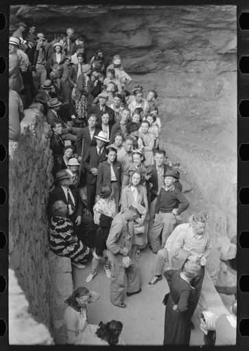 Tourists waiting to go into Carlsbad Caverns, New Mexico