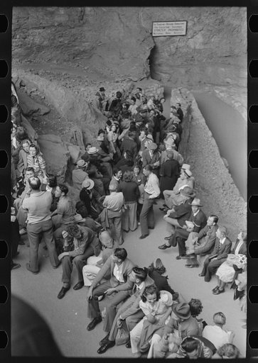 Tourists waiting to go into Carlsbad Caverns, New Mexico
