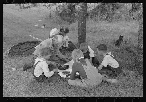 White migrant family eating lunch of blackberry pie on the highway east of Fort Gibson, Muskogee County, Oklahoma