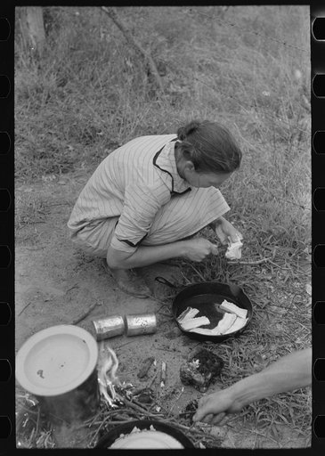 Cutting up the fatback and nursing along the fire. Migrant family bound for California. Henrietta [i.e., Henryetta,] Oklahoma