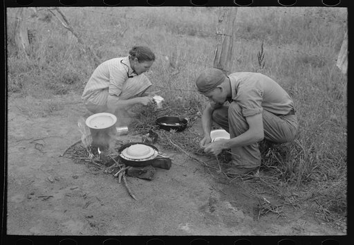 Cutting up the fatback and nursing along the fire. Migrant family bound for California. Henrietta [i.e., Henryetta,] Oklahoma