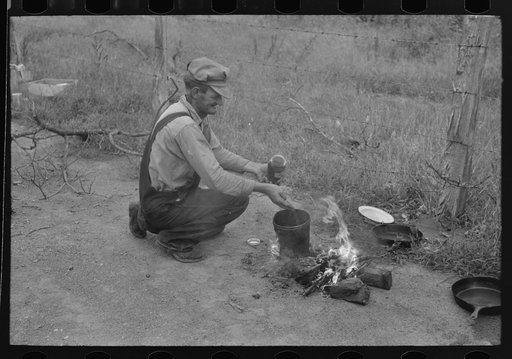 Elmer Thomas, migrant to California, preparing coffee along the roadside near Henrietta [i.e., Henryetta,] Oklahoma