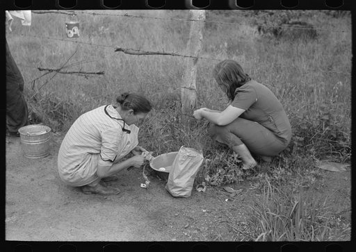 Women of a migrant family peeling potatoes near Henrietta [i.e., Henryetta,] Oklahoma
