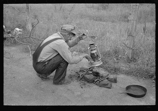 Campfires along the roadside are very easily started by using some of the kerosene in the kerosene lamp. Migrant family encamped near Henrietta [i.e., Henryetta,] Oklahoma