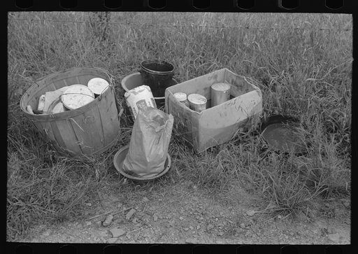 Victuals and frying pan of migrant family along roadside near Henrietta [i.e., Henryetta,] Oklahoma