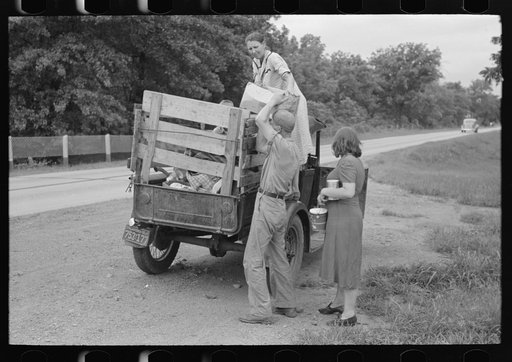 Unloading migrant truck along roadside near Henrietta [i.e., Henryetta,] Oklahoma