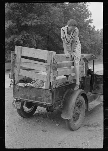 Untitled photo, possibly related to: Unloading migrant truck along roadside near Henrietta [i.e., Henryetta,] Oklahoma