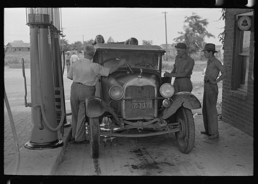 Getting gas, migrant family en route to California at small town near Henrietta [i.e., Henryetta,] Oklahoma