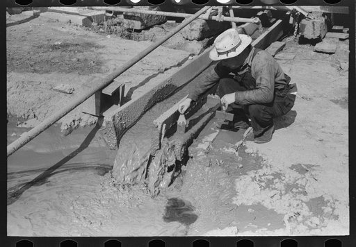 Untitled photo, possibly related to: Mud coming from drill pipe, Seminole oil field, Oklahoma