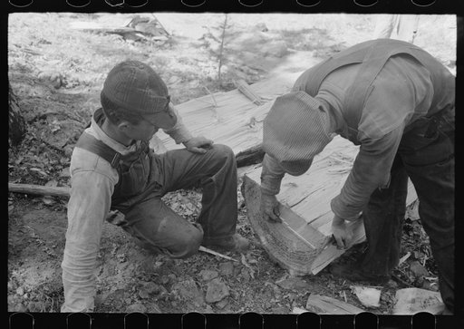 Measuring off split log to determine where the next split would be. Tie-cutting camp. Pie Town, New Mexico