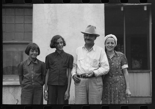 Juan Candalaria and his children, Holbrook, Arizona