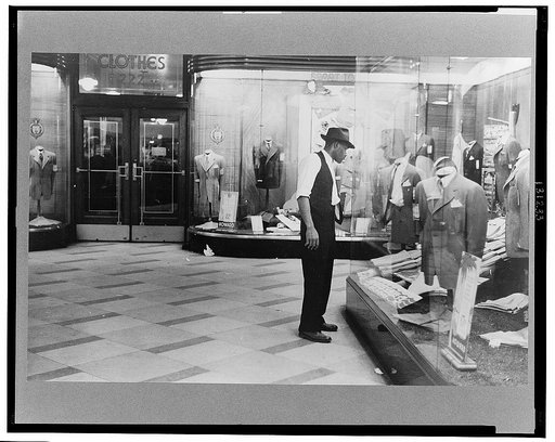 Window shopping, Chicago, Illinois