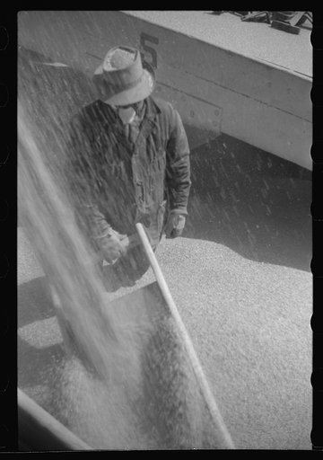 Untitled photo, possibly related to: Grain trimmer, Duluth, Minnesota