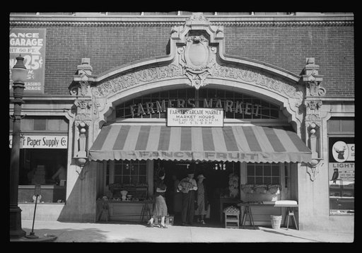 Untitled photo, possibly related to: A market in New York City (?)