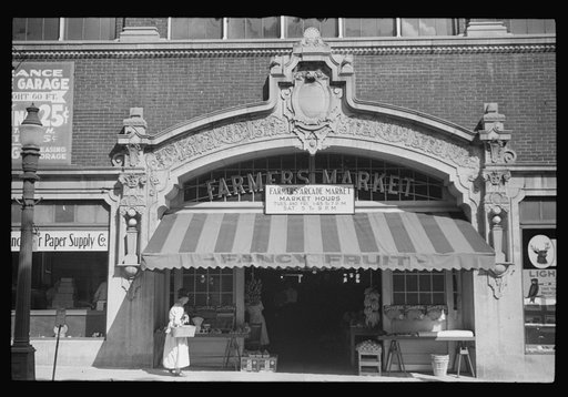 Untitled photo, possibly related to: A market in New York City (?)