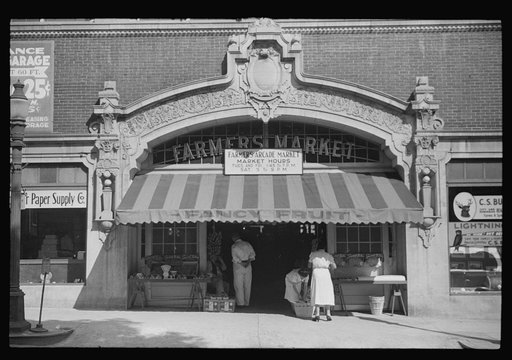 Untitled photo, possibly related to: A market in New York City (?)