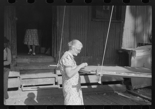 Greensboro, Greene County, Georgia. Making a quilt from surplus commodity cotton