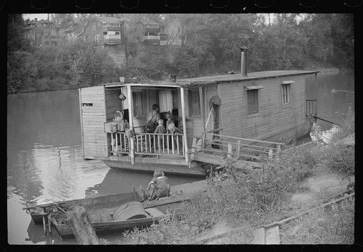 Many families live on riverboats in Charleston, West Virginia