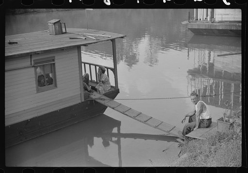 Many families live on riverboats in Charleston, West Virginia